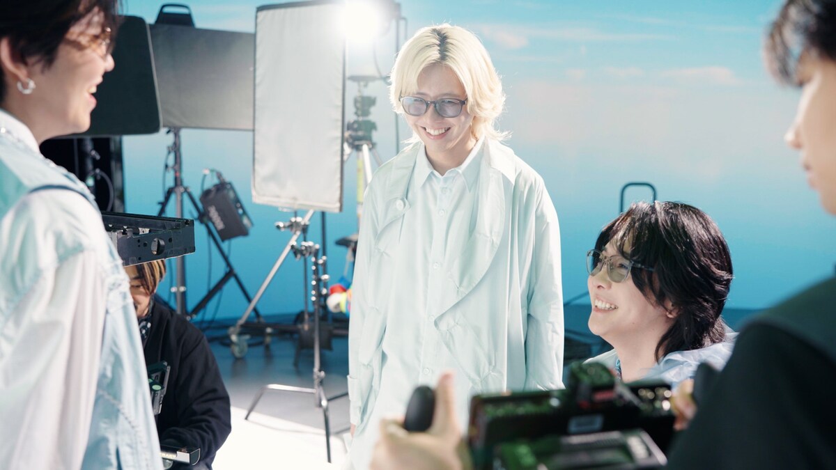 natalie_mu's tweet photo. Mrs. GREEN APPLEが青空の下でハイタッチ！
☁️「眼鏡市場」新CM公開☁️

☀️メンバーが“眩しい瞬間”は、
若井のズボンが破けたとき…？

⏬詳細・CM動画
https://t.co/yEgWjNj4ZF https://t.co/B4BhCFBwKf