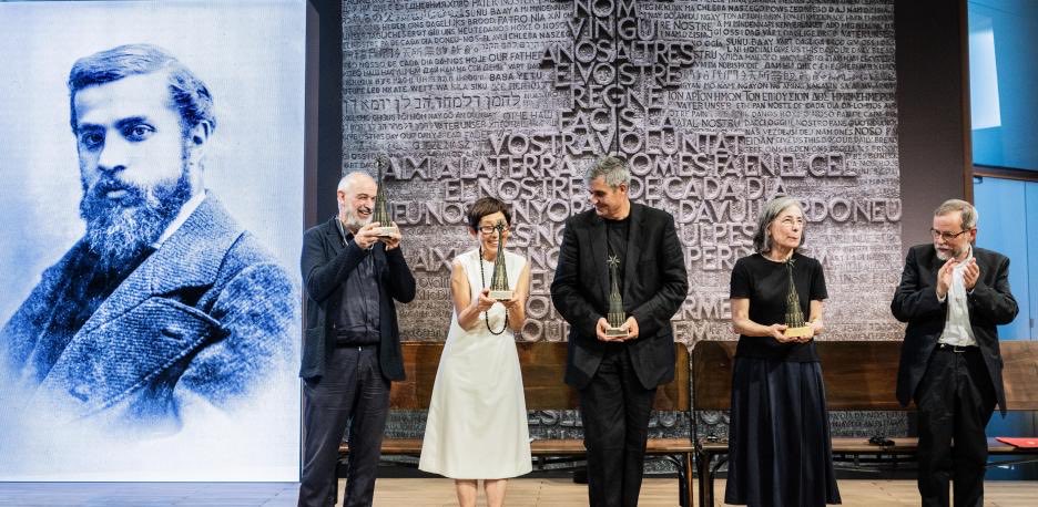 efemarq's tweet photo. Mentre celebrem l'Any Gaudí també se celebra a Barcelona, des d'ahir i fins dijous, un Congrés Mundial d'Arquitectes a qui ningú li farà ni cas, en bona part pq l'estat actual de l'arquitectura catalana és de crisi absoluta. El contrast entre ara i l'època Modernista és brutal. https://t.co/usGgNpbETx