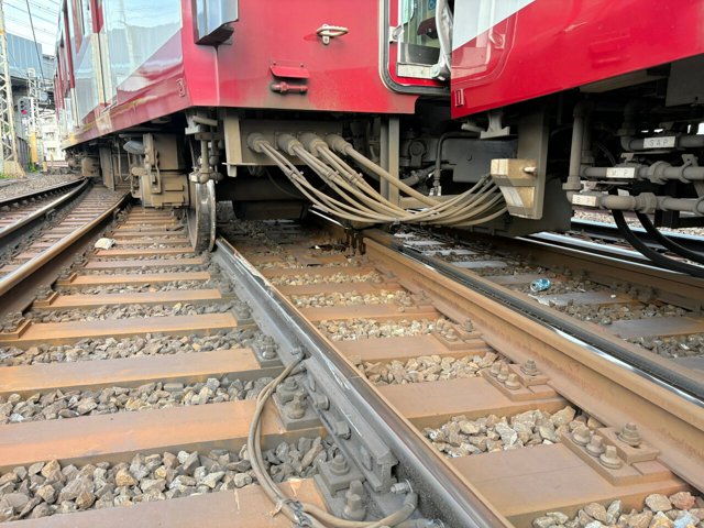gimo0221's tweet photo. 近鉄。
京都駅構内での脱線事故。完全にレールから外れているな。 https://t.co/D2lThWJujG