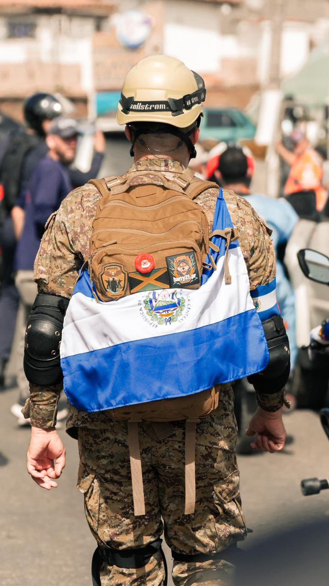 _Brozito's tweet photo. El mundo reconoce el valor de los rescatistas salvadoreños en Venezuela. 

¡Adelante, héroes! 🇸🇻 🇻🇪 https://t.co/jgppbrJhFo