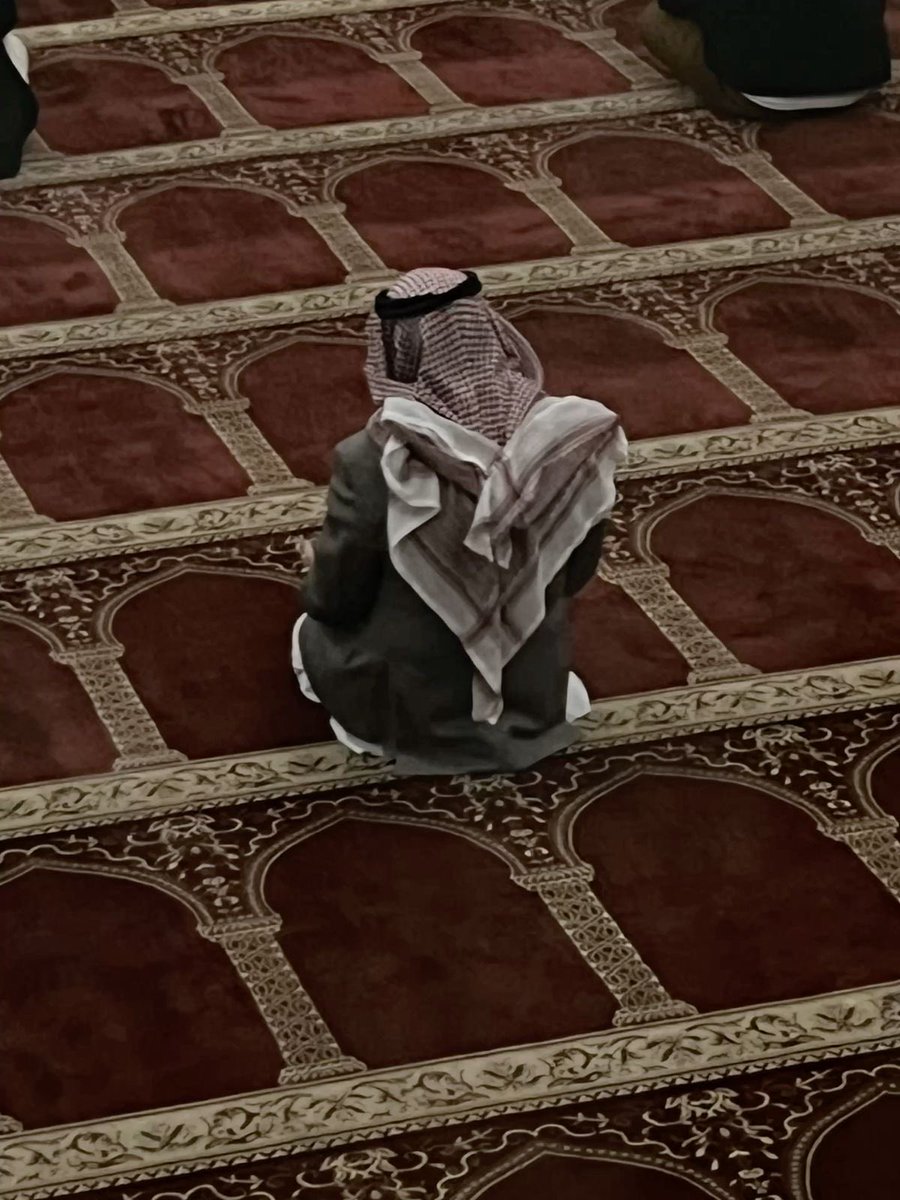 Y_wmw7's tweet photo. « مع إن كل فرض لا أذن المذن أصلِّيه 
معي ضيقة اللي مايصليه في وقته ».

- علي ال صبيح https://t.co/rRniuWptxS