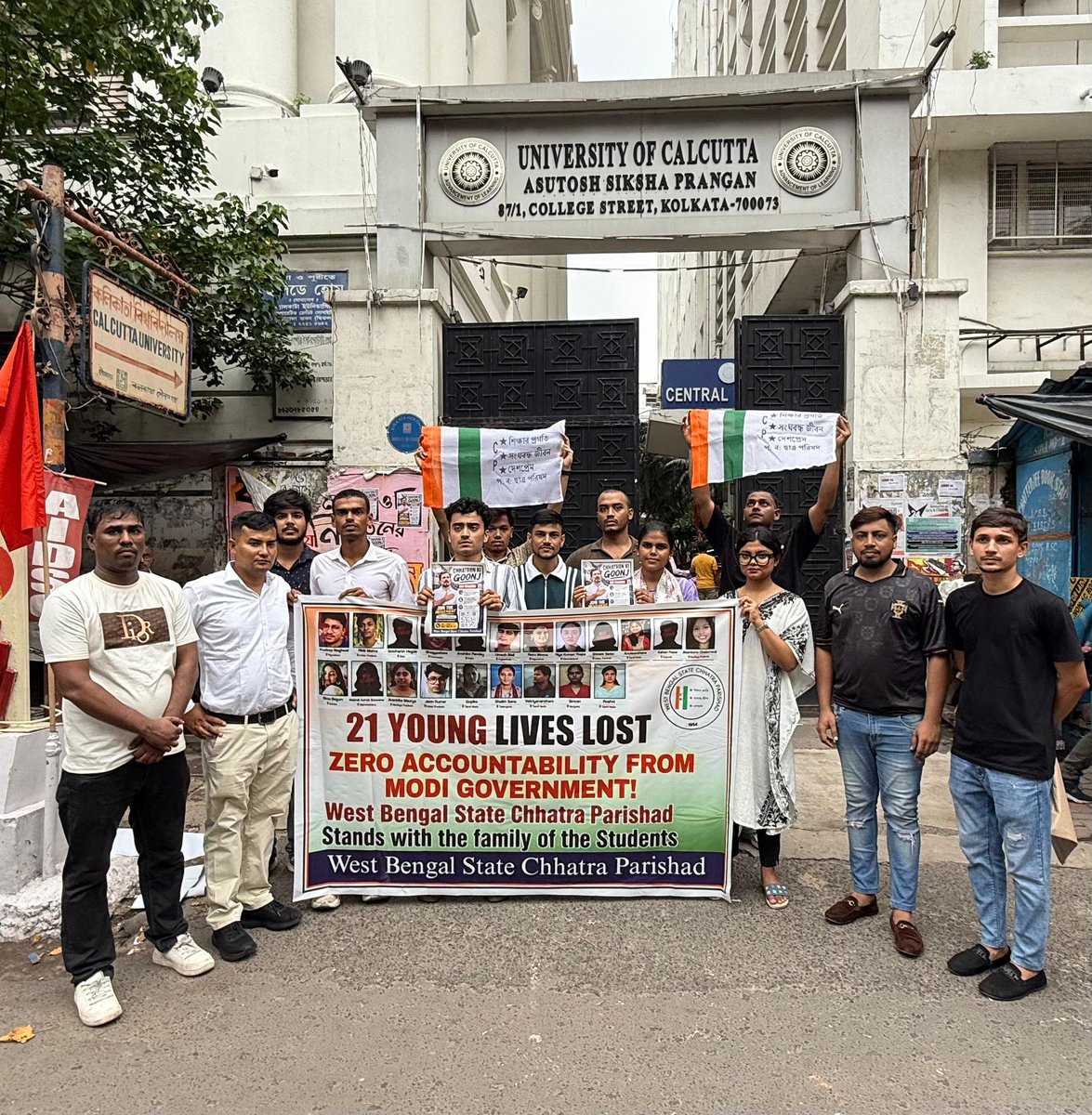 WBSCPofficial's tweet photo. Today, a leaflet distribution and poster campaign was organised in front of the University of Calcutta to take the voices of students to every campus. The programme was graced by @KabirAhamadNSUI ji, West Bengal Programme Coordinator of #ChhatronKiGoonj. https://t.co/qAzZ6Nl0KH
