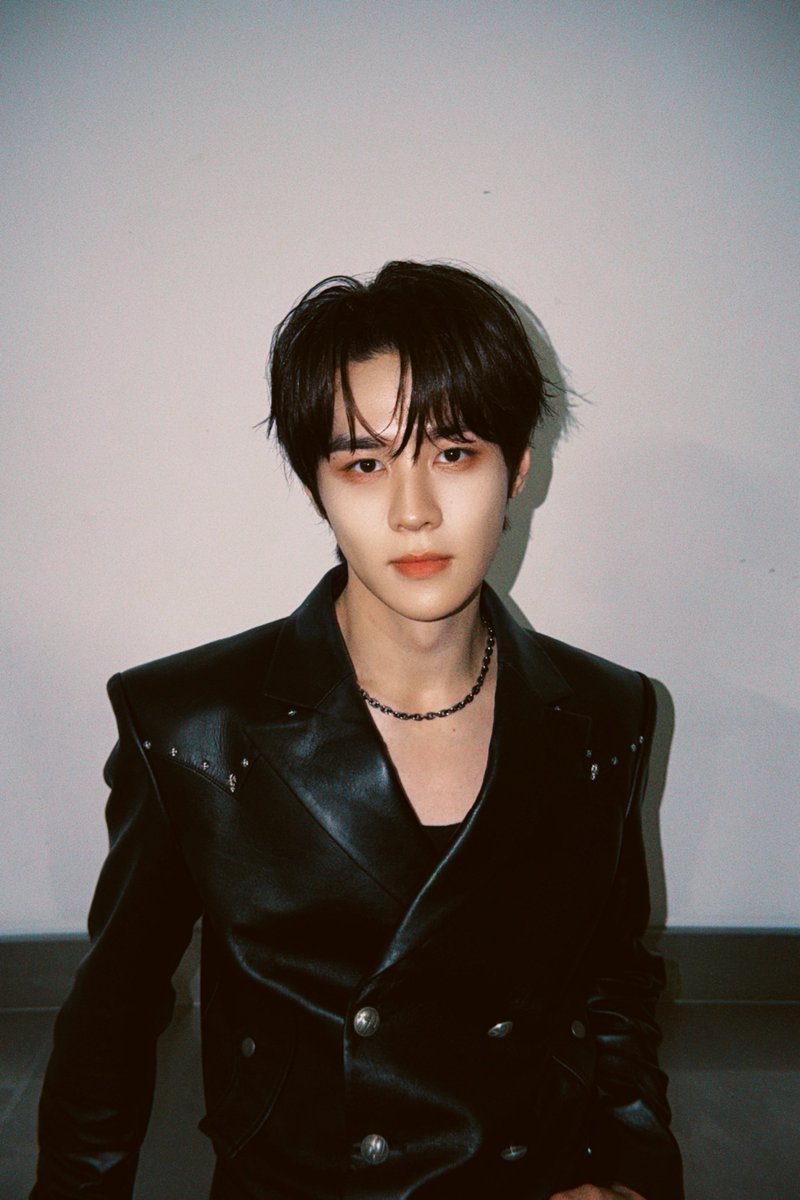 doiekunkun's tweet photo. 260629 #KUN Weibo update #WayV 

Today it's a leather jacket, it looks good but it's so hot https://t.co/jfZAWDQZXW