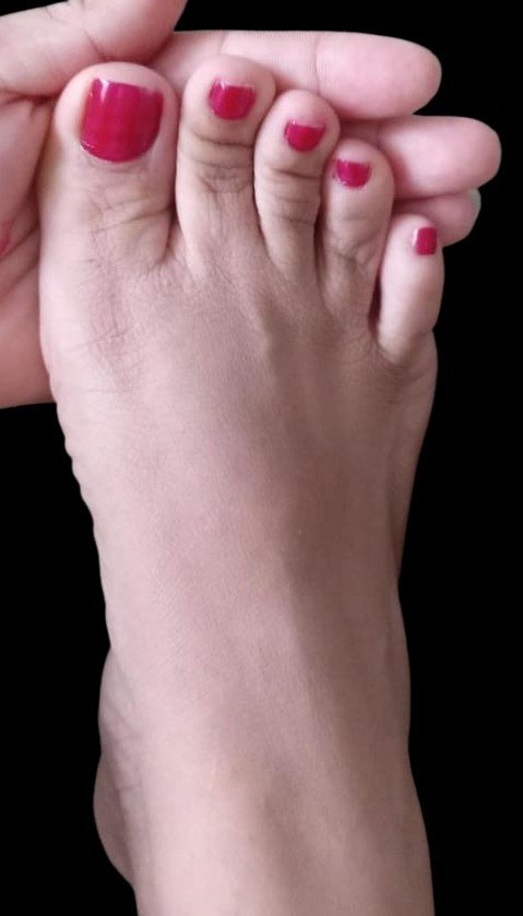 carminafeet12's tweet photo. Lindo Lunes para todos 👣☀️😘 #pies #piessudados #olor #oloraqueso #piesudados #dedos #dedogordo #deditos #footfetısh #feetfetısh #natural #foot #closeup #soles #plantadelospies #plantas #arrugas #dedosapretados #pedicure #rojo #fetiche #fetichistas https://t.co/UxL5mNlVo9