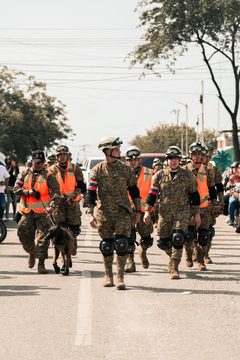 Sara_AyalaSv's tweet photo. El uniforme representa a El Salvador, pero sus acciones representan a toda la humanidad. https://t.co/6cenRt2RSy