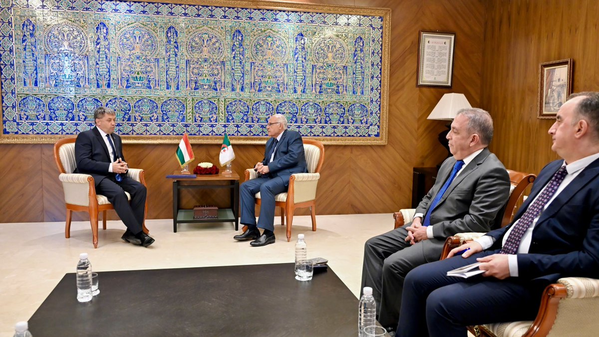 Algeria_MFA's tweet photo. استقبل وزير الدولة، وزير الشؤون الخارجية والجالية الوطنية بالخارج والشؤون الإفريقية، السيد @AhmedAttaf_Dz ، اليوم بمقر الوزارة، السيد غابور ليفنتي شاركا، سفير جمهورية المجر، الذي أدى له زيارة وداع بمناسبة انتهاء مهامه في الجزائر. https://t.co/Lk3M57vDPc