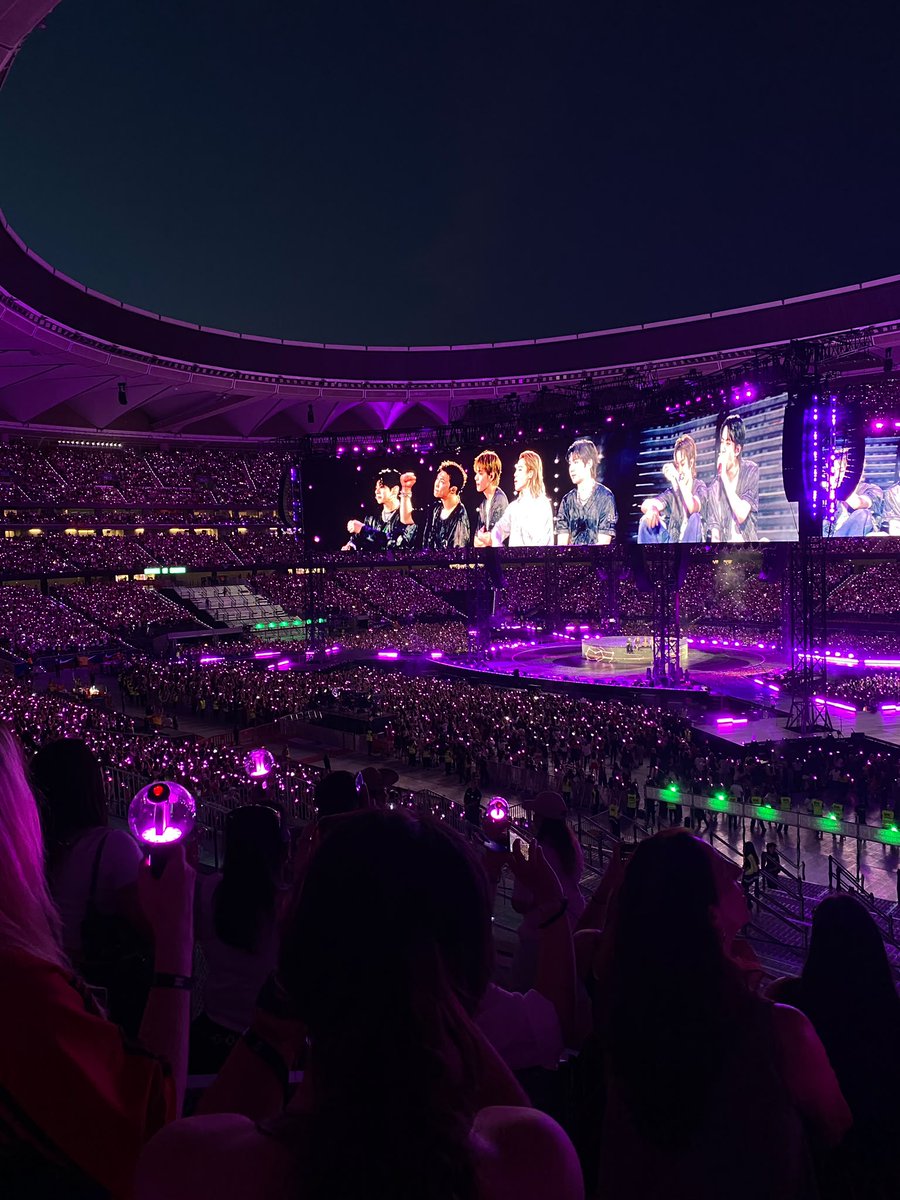 annabelaf_07's tweet photo. Después de 6 años por fin pude ver en directo a mis queridos @BTS_twt y aún no he encontrado las palabras correctas para describir como fue cumplir el sueño y llevar a mi madre a verlos... Sin palabras también por la acogida de E-ARMY, los freebies... Inolvidable
#btsinmadrid https://t.co/XZcBGsUkV6