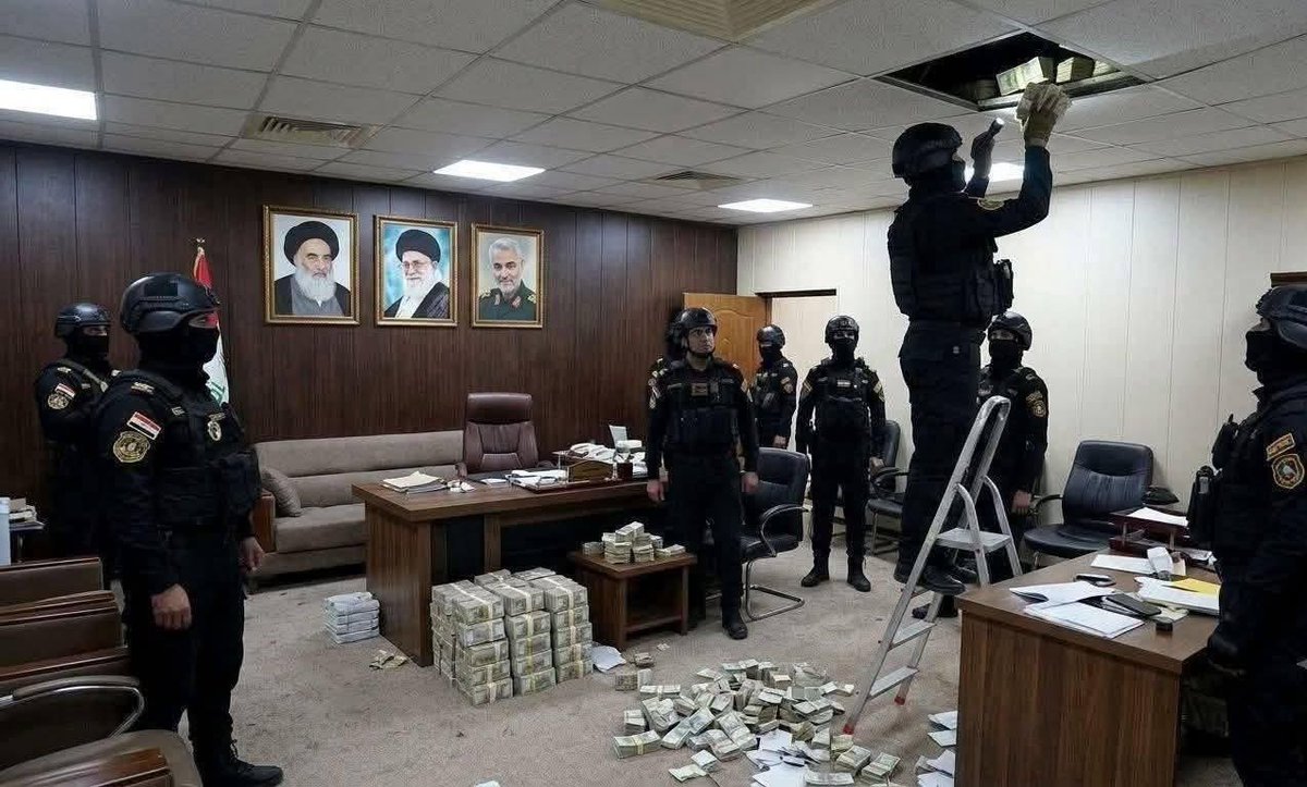 Goftaniha's tweet photo. انقلابی تراز!
شورت و سوتین طلا  زیر عکس خامنه‌ای و سلیمانی!
نماینده مجلس عراقی نزدیک به  جمهوری اسلامی در عراق به جرم فساد مالی بازداشت شد.
نیروهای امنیتی عراق بیش از ٣ میلیون دلار و ١٢ کیلو طلا را در خانه عالیه نصیف کشف کردند. https://t.co/9ZpRs0ImvN