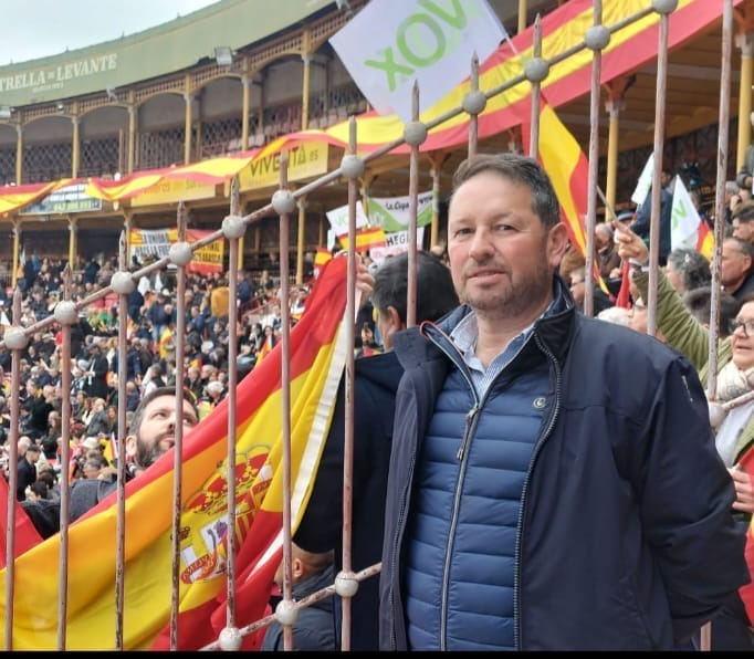 CasviFactory's tweet photo. 𝐒𝐔 𝐂𝐀𝐑𝐀👇

El portavoz de Vox en Xàbia, José Marcos Pons, investigado por agresión sexual también hostigó a otras empleadas

-Según el informe de la Policía Judícial que está en las diligencias, José Marcos Pons aprovechó su poder para humillar a otras trabajadoras del Ayto https://t.co/4LN1NbCJou