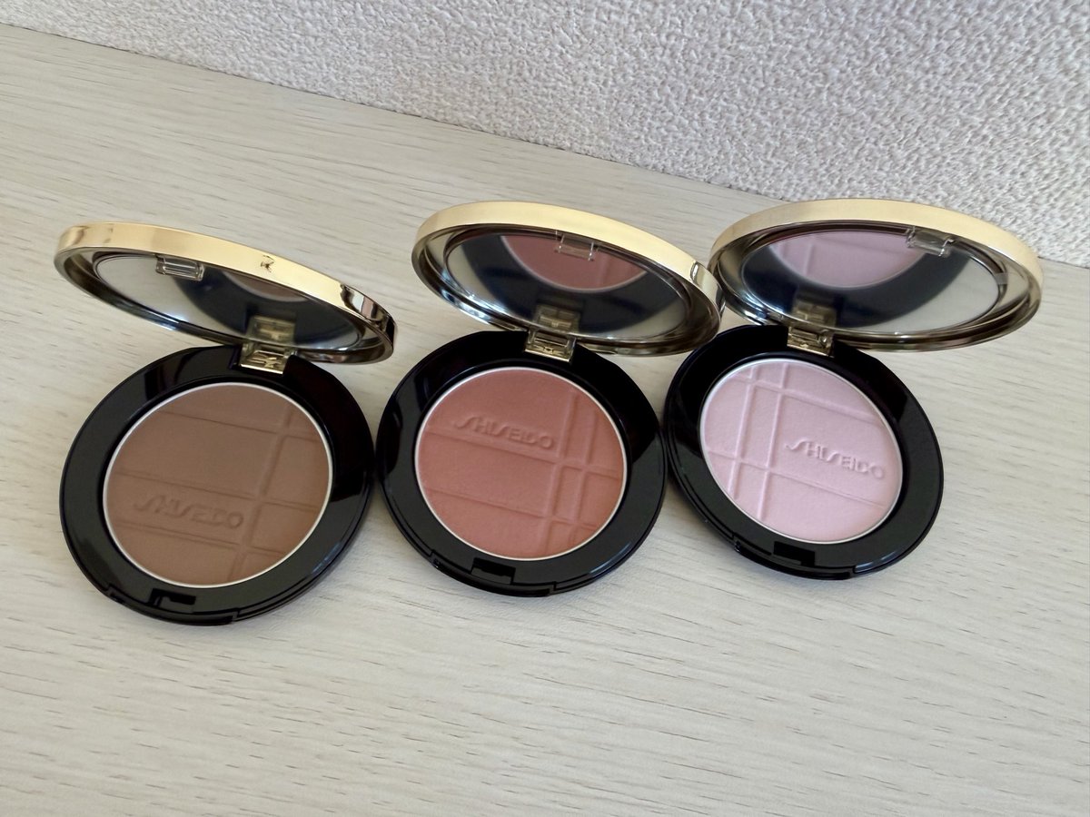 ayarin_915a's tweet photo. #コスメ購入品 

SHISEIDO
カラー＋グロウ　エンハンサー
01 Medusa Opal
04 Choral Moonstone
08 Greige Topaz

これは完全にベスコス買いです👍

それぞれ
ハイライト チーク シェーディングとして使おうと思ってるけど
色々使えそう😆 https://t.co/RYEqdRJsIv