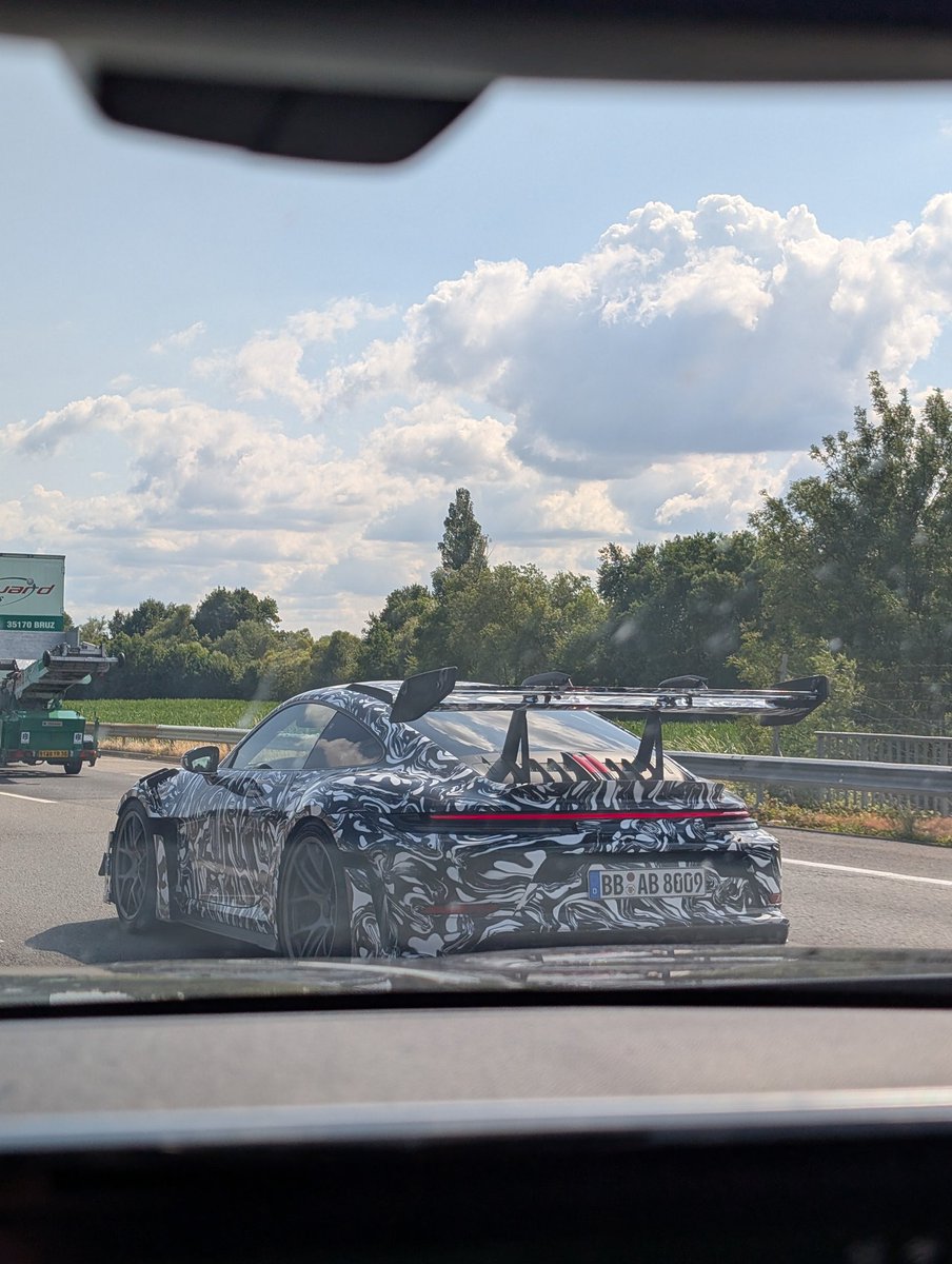 OsloHimself's tweet photo. Tiens tiens vu sur l'A6. C'est le camouflage porshe ? https://t.co/XFHbHKljxZ