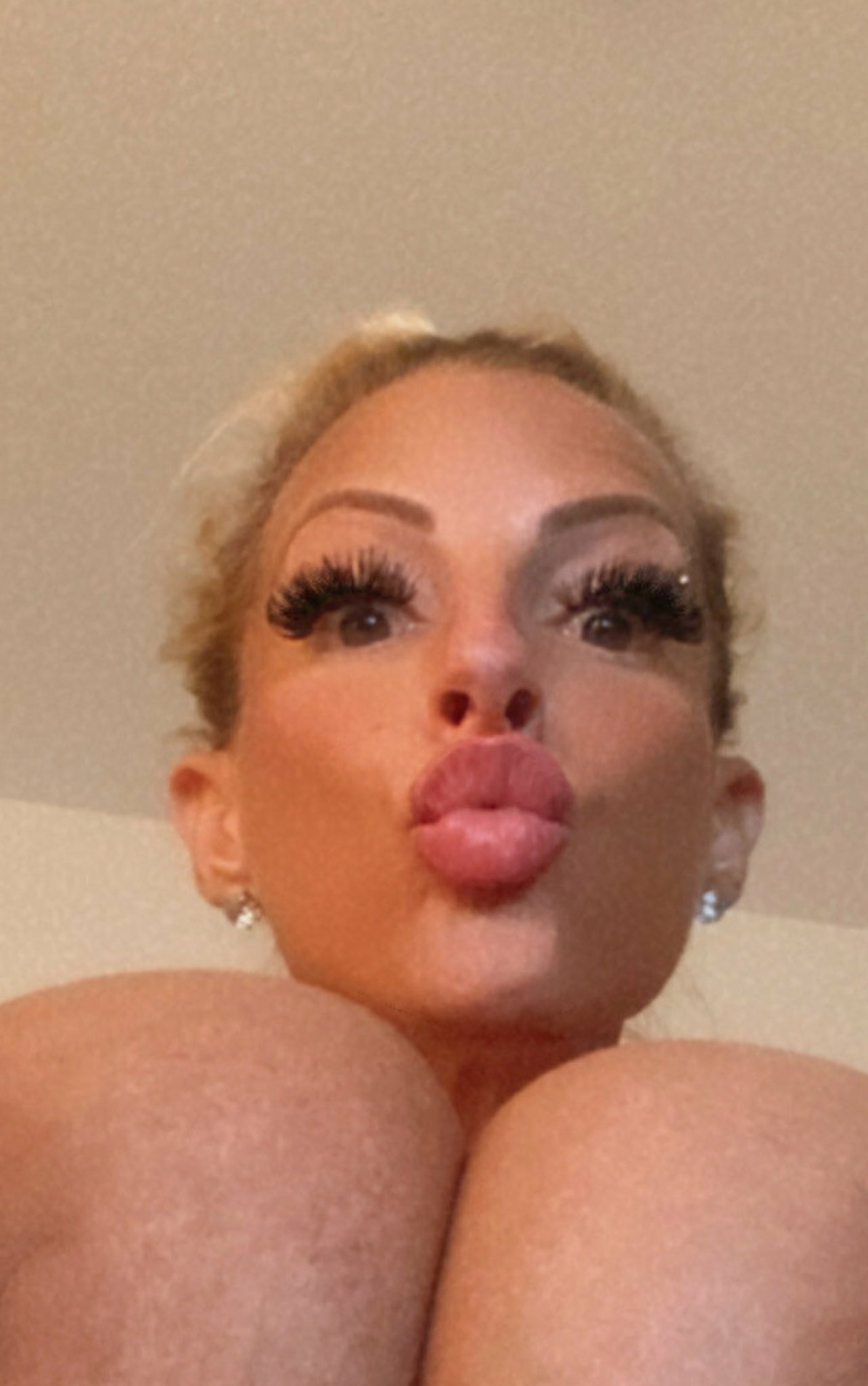 Winding down for the evening... Do my pillows look fluffed? 😉 Night night, hun. Hope you have some very sweet dreams tonight! 💋🌙 #TayStevens #NightNightHun #PillowTalk #FlirtyTease #Lol #BedtimeThoughts #NuffSaid #SweetDreams https://t.co/B1Rwxuwtrd https://t.co/HilyEg1ebZ