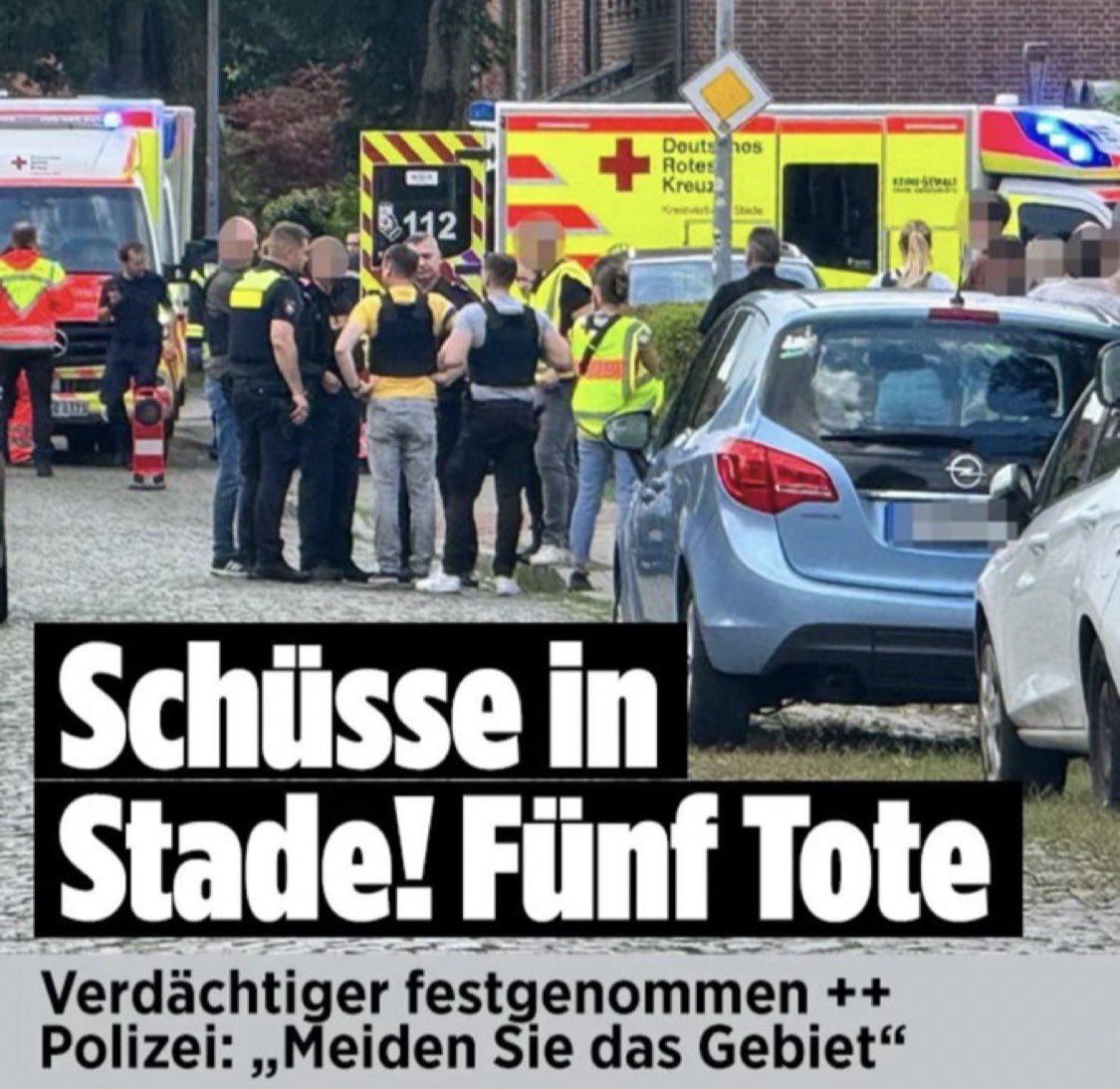 who_cares_2021's tweet photo. 🚨Schüsse in #Stade mit fünf Tote in der #Dankersstraße 
29. Juni 2026

Eine Stadt im Schock, und die Ermittler schweigen zur Herkunft des Täters…

Es ist Montagmittag, kurz nach 12 Uhr, als die Stille in der Dankersstraße von Stade zerreißt.
Blaulicht flackert über Kopfsteinpflaster und Backsteinfassaden, gelbe Einsatzwagen des Deutschen Roten Kreuzes stehen mit offenen Türen, Polizisten in schwarzen Uniformen und leuchtend gelben Warnwesten bilden einen dichten Ring.

Ein Opel Corsa mit verpixelten Kennzeichen, daneben ein weißer Wagen, die Szene wirkt wie eingefroren in Chaos und Entsetzen.

Genau dieses Bild, das in sozialen Netzen und bei Nachrichtenportalen kursiert, zeigt die nackte Realität, und zwar, hier ist etwas Schreckliches geschehen.

Gegen 12:10 Uhr gingen die ersten Notrufe ein.
Schüsse in einer Jugendhilfeeinrichtung, einem Mutter-Kind-Zentrum mit Wohngruppen für junge Mütter und ihre Kinder, die Polizei rückte sofort an.
Im Gebäude fanden die Beamten fünf tote Erwachsene: vier Frauen und einen Mann, aber auch mehrere weitere verletzte Personen, einige davon schwer.

Die Toten sind allesamt Erwachsene, die Kinder im Haus blieben Gottseidank offenbar unverletzt.
Ein Nachbar berichtete später von dramatischen Szenen auf der Straße, dass eine Frau und ein junger Mann offenbar mit einem Auto zu fliehen versuchten.
Die Polizei stoppte das Fahrzeug nach Augenzeugenberichten unter anderem durch Schüsse auf die Reifen.
Zwei Personen wurden festgenommen, darunter der mutmaßliche Täter.

Die Lage galt zunächst als „dynamisch“, doch die Polizei gab schnell Entwarnung, es bestehe keine Gefahr für die Bevölkerung. Der Bereich ist weiträumig abgesperrt, Kriminaltechniker in weißen Overalls sichern Spuren.

Was wir wissen … und was wir nicht wissen
Die Hintergründe sind noch völlig unklar.
Die Polizei spricht von einem Tötungsdelikt in der Einrichtung, und dass ein terroristisches Motiv derzeit nicht angenommen wird.

Die Ermittler rekonstruieren das Geschehen akribisch, auch Seelsorger sind vor Ort.

Die Stadt Stade, ist sonst ein ruhiger, historischer Ort westlich von Hamburg mit knapp 50.000 Einwohnern die heute unter Schock stehen.

Dann die Frage, die in den Stunden nach der Tat sofort aufkommt: Wer ist der Täter? Welche Herkunft hat er? Welche Vorgeschichte?

Zur Zeit gibt keine offiziellen Angaben zur Identität, Nationalität, Aufenthaltsstatus oder persönlichen Hintergrund des mutmaßlichen Schützen und der zweiten festgenommenen Person.

Die Behörden halten sich bedeckt.
Das ist in Deutschland bei laufenden Mordermittlungen Standard, um Beweissicherung nicht zu gefährden, die Unschuldsvermutung zu wahren und mögliche Mitwisser oder weitere Täter nicht zu warnen.

Ob das verantwortungsvoller Journalismus ist, der vor Vorverurteilungen schützt, oder ob hier bewusst Informationen zurückgehalten werden, um keine „Stimmung zu machen“, das ist eine Frage, die in einer aufgeklärten Gesellschaft erlaubt sein muss.

Fakt bleibt: Echte, überprüfbare Daten zur Person des Verdächtigen liegen der Öffentlichkeit derzeit nicht vor.

Die betroffene Einrichtung in der Dankersstraße (Ecke Karl-Kühlcke-Straße) ist ein Mutter-Kind-Zentrum, wo sich junge Mütter in schwierigen Lebenslagen Unterstützung, Betreuung und manchmal Schutz finden.

Dass ausgerechnet an einem solchen Ort Gewalt ausbricht, macht die Tat besonders bitter. Die Opfer, vier Frauen, ein Mann waren Erwachsene, die dort arbeiteten oder lebten.

Ihre Namen werden aus Respekt vor den Angehörigen und laufenden Ermittlungen noch nicht genannt.
Die Polizei warnt ausdrücklich vor Falschinformationen.

Für mich persönlich ist unklar, warum es bei deutschen Tätern nicht so eine Geheimhaltung gibt. Das darf man doch noch fragen und infrage stellen, oder?

Möge die Aufklärung schnell und gründlich sein, und mögen die Toten in Frieden ruhen. Rest in Peace.
🕯️💐

#Stade
#Dankersstraße