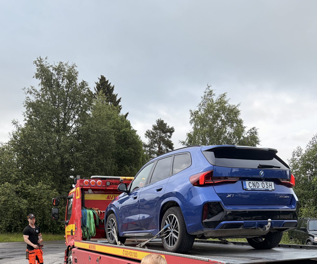 Swedforce's tweet photo. Volvo assistans är👌 Bilen stendöd, hyrbil in på bärgare o död bil mot Bilbolaget!… hoppas på dött batteri o inget allvarligare… stendöd frånsett instrumenten som visade alla felmeddelanden som finns typ @volvocars #Hoting https://t.co/hNGRO2EtKU