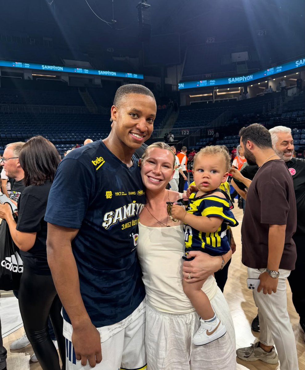 souvess's tweet photo. 💙💛 Devon Hall'dan Fenerbahçe'ye veda paylaşımı:

"Fenerbahçe aileme; unutulmaz iki yıl için hepinize sonsuz teşekkür ederim.

Bu iki yılı bu kadar özel kılan herkese karşı kalbim saygı ve minnetle dolu. İstanbul'dan 6 kupa ve dünyalar güzeli bir oğlumla ayrılıyorum. Burada geçirdiğim zamanı asla unutmayacağım. 💙💛"