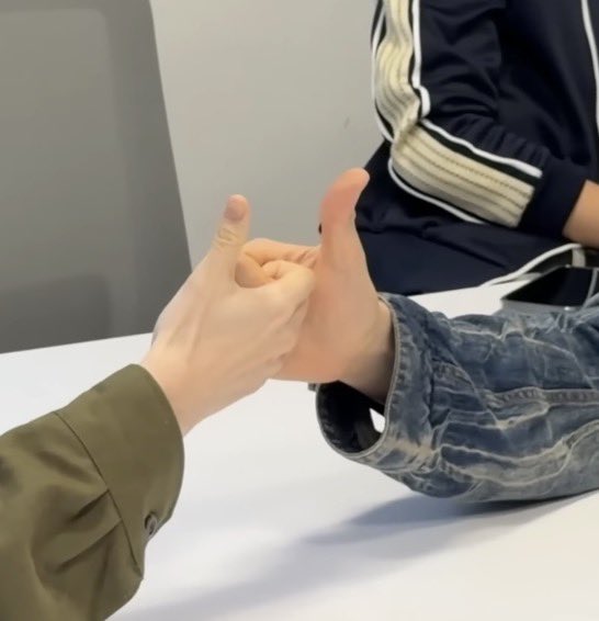 dd2ua's tweet photo. 아니 이거처음보고 저. 조고만 엄지로 몰할수잇는데ㅋㅋ   햇다가 훈님 웃는얼굴로  다이긴거보고 얼굴 빨게짐  그냥 틴됨 막...마음이 설레고, https://t.co/RXD1omEmRV