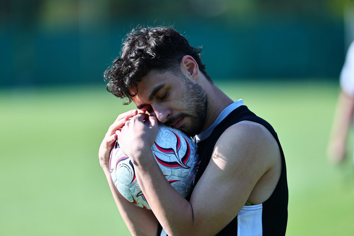 BesiktasEnglish's tweet photo. We love football. 🖤🤍 https://t.co/638ZiUJswq