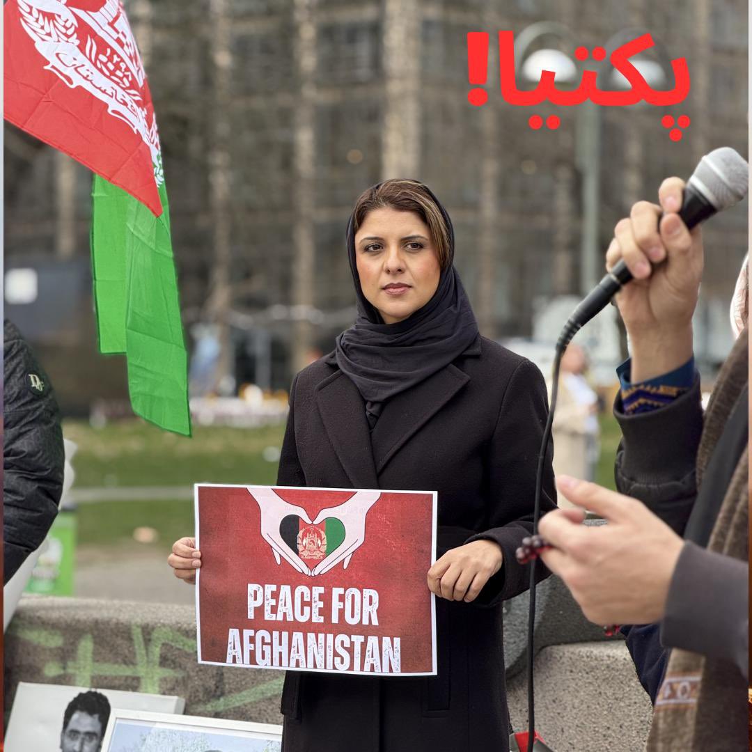 HosaiAnder's tweet photo. Deutsch/ پښتو

Mit großer Trauer blicke ich auf die Ereignisse im afghanischen Grenzgebiet.

Wenn unschuldige und schutzlose Menschen ihr Leben verlieren oder verletzt werden, gibt es dafür keine Rechtfertigung. Die Zivilbevölkerung darf niemals zum Opfer bewaffneter Konflikte werden.

Mein Mitgefühl gilt den Familien der Opfer und allen Betroffenen. Menschenleben müssen geschützt werden.

د پکتیا، پکتیکا او کنړ ولایتونو په سرحدي سیمو کې د وروستیو غمجنو پېښو له امله خپله ژوره خواشیني څرګندوم.

د بې‌ګناه ملکي وګړو وژل کېدل او ټپي کېدل هېڅکله د منلو وړ نه دي. ماشومان، ښځې او نور ملکي وګړي باید هېڅکله د جګړو او تاوتریخوالي قربانیان نه شي.

زما ژوره خواخوږي د شهیدانو له کورنیو، ټپیانو او ټولو هغو کورنیو سره ده چې د دغو دردناکو پېښو له امله زیانمنې شوې دي.

د انسان ژوند سپېڅلی دی، او د سولې، ثبات او د ملکي وګړو د خوندیتوب لپاره باید هر ډول هڅې وشي. الله تعالی دې شهیدانو ته جنت فردوس، ټپیانو ته بشپړه روغتیا، او غمجنو کورنیو ته د زړه صبر او زغم ورپه برخه کړي.
#HosaiZarifAnder #Afghanistan #Paktia #Grüne #Franfurt
