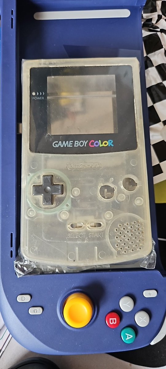 llamorsa's tweet photo. conseguí una carcasa de Gameboy color en el tianguis , alguien en esta sala de chat sabe si alguien ya sacó alguna PCB para hacerle un mod con Raspberry pi? https://t.co/3Wi3dIIIrH