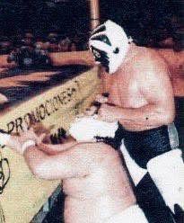 LuchaLibreYYa's tweet photo. #EnUnDíaComoHoy pero de 1997, ‘Mr. Personalidad’ Mil Máscaras derrotaba y desenmascaraba a Gran Markus Jr. tras un gran mano a mano de apuestas en el mítico Toreo de Cuatro Caminos. 

Esa noche conocíamos el rostro de Cándido Robles Cruz, ‘El Trailer Asesino.’ https://t.co/fFkSpuKLBM