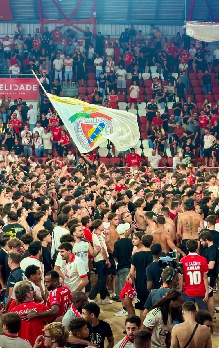 SergioEngracia's tweet photo. "contra as fronteiras do medo, o clube assim se fez" https://t.co/oNiilKQUCX