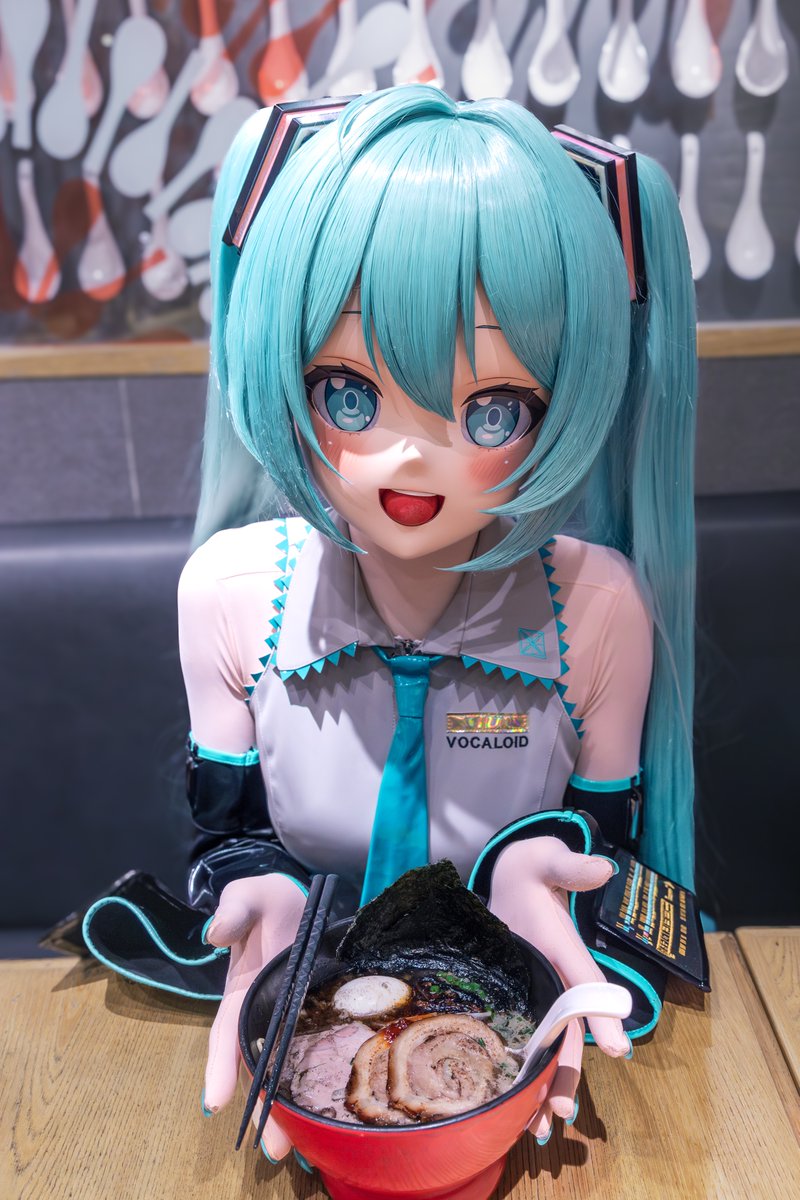 yukine_hkkig's tweet photo. 你喜歡吃什麼款式的拉麵呢？

📷: @Kurara_MK2 
#着ぐるみ #初音ミク #ラーメンの日 #拉麵 #ippudo https://t.co/6XZNPEdfaM