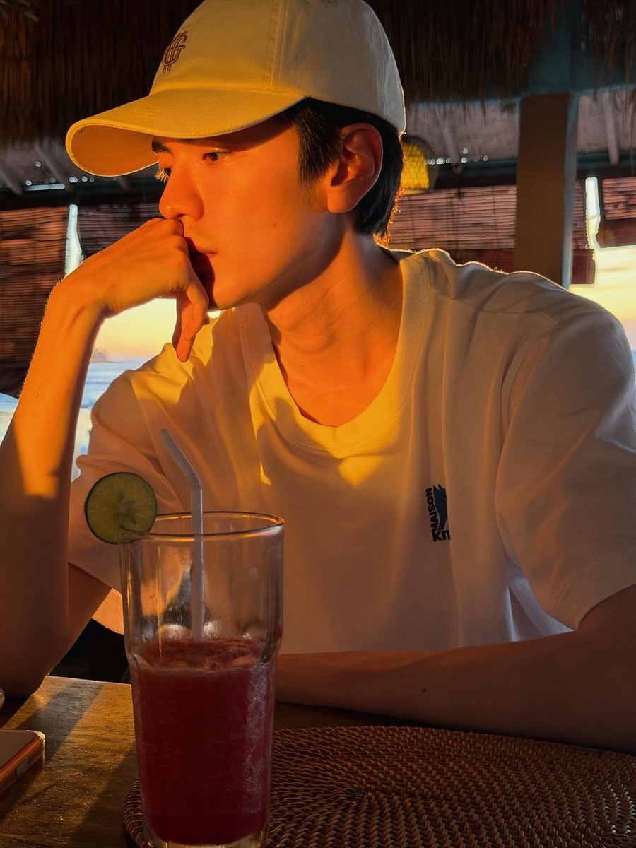 yvzhous's tweet photo. selamat malam dengan updatean bi wenjun yang lagi main di bali 🏖️ https://t.co/A3KEAZrr3Q