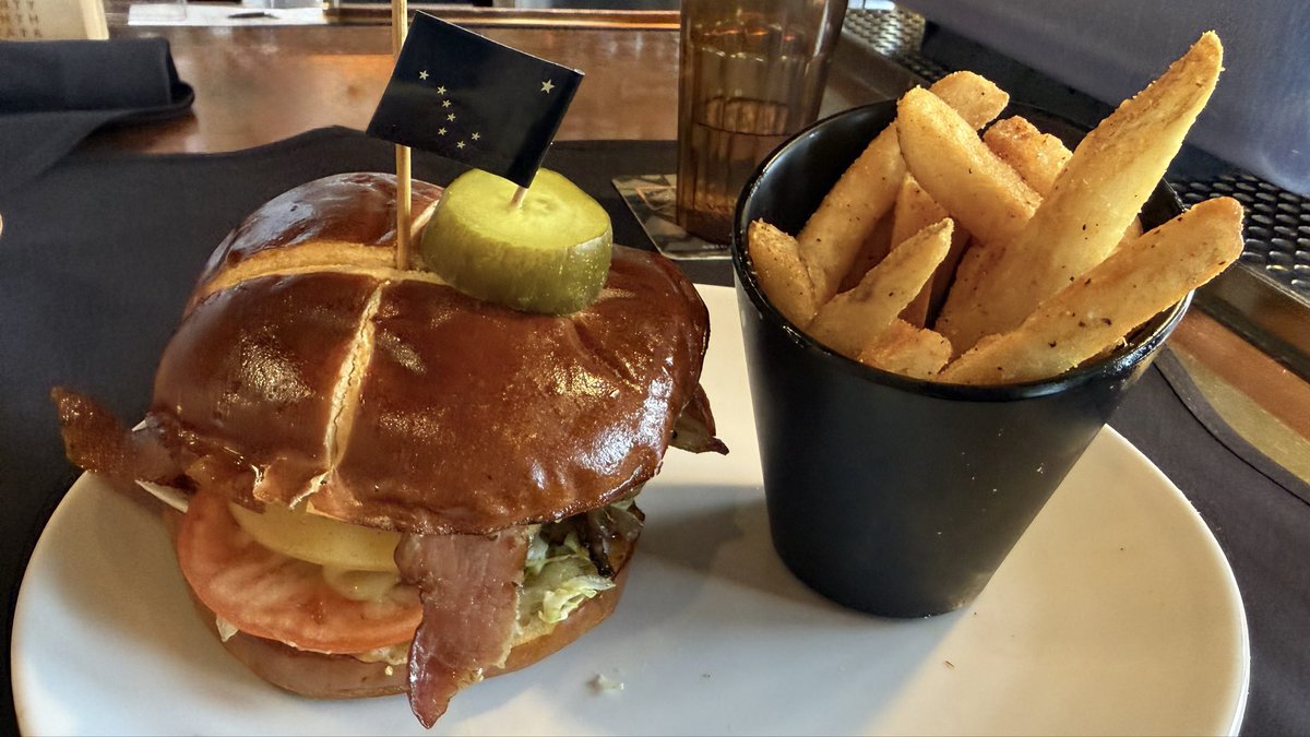 pikott0's tweet photo. En Anchorage descubrí dos formas de contar Alaska
Una cabe entre cervezas artesanales y una hamburguesa de yak.
La otra recorre el Hotel Captain Cook,donde mapas,cuadros y retratos convierten la exploración en memoria.
Viajar también consiste en descubrir quién cuenta la historia https://t.co/6Tx0FTvxuj