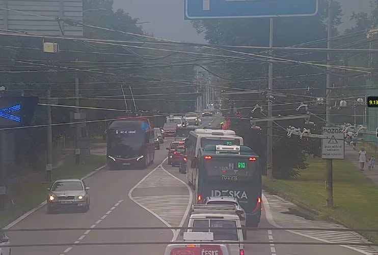 dopravacb's tweet photo. 29.06.2026 17:05 hod.
🚩 Dopravní nehoda v křižovatce ul. Husova tř. x Vodňanská, v obci České Budějovice.
⚠️ Jedná se o nehodu dvou osobních vozů.
Projíždějte se zvýšenou opatrností.
V místě se tvoří pomalu jedoucí kolona vozidel. https://t.co/v9zaAtrUeR
