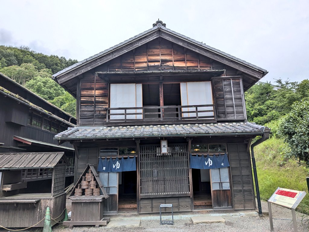 mibuko44262's tweet photo. 24日は博物館明治村へ。
旧伊勢郵便局(宇治山田郵便局)にある博物館明治村簡易郵便局が7月から郵便のみとなるため、駆け込み訪問。
スタンプも集めていると、歩きだ��でほぼ園内を一周···。ヘロヘロになりました。
村営バスもしっかり撮影しました。 https://t.co/AZgymqGlk0