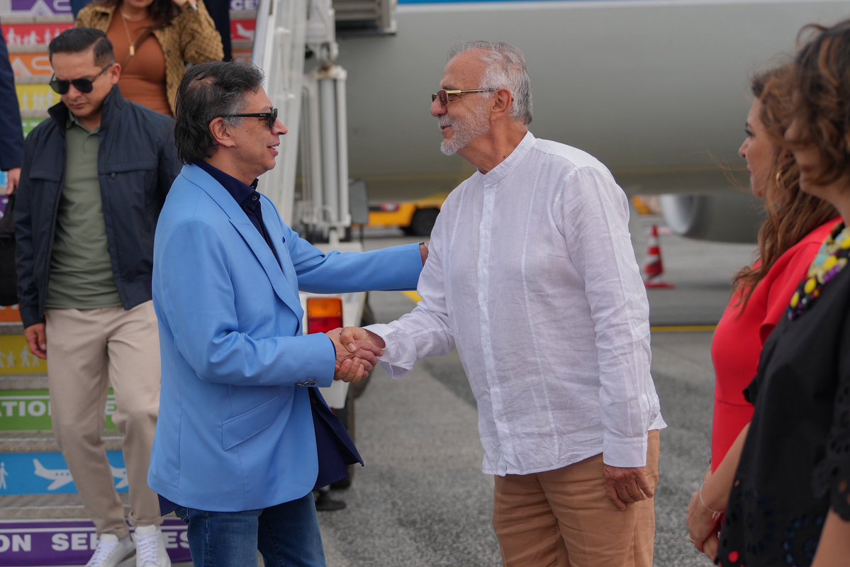 AndresCamiloHR's tweet photo. Llega a esta hora a Italia el presidente de Colombia Gustavo Petro (@petrogustavo) para la visita oficial con el Papa Leon XlV en la Santa Sede en Roma. https://t.co/8LPn3X3zgV