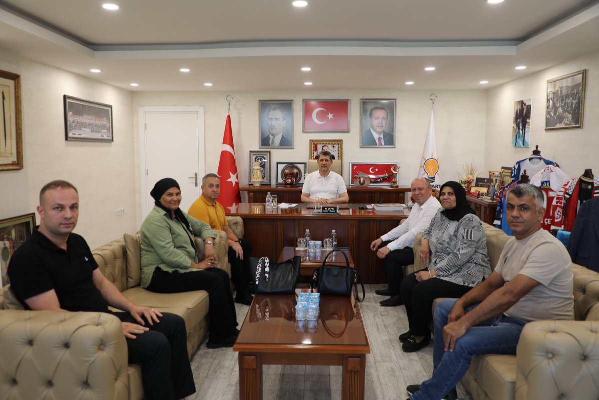 alicetin_07's tweet photo. 📍İl Başkanlığımızda misafirlerimizi ağırlayıp gönül sohbetlerinde bir araya geldik.

📌 Kemer İlçe Başkanımız Uğur Ozan Gazioğlu, Elmalı İlçe Başkanımız Yunus Emre Coşkun ve Finike İlçe Başkanımız Hakan Bayar’ı ağırlayarak ilçelerimizde yürüttüğümüz çalışmalar ve gündeme dair istişarelerde bulunduk.
📌 Eski Sahilkent Belediye Başkanımız Ali Çoban’ı,
📌 Finike Kurucu İlçe Başkanımız Bilal Turgut’u,
📌 Şehit yakınımız Volkan Karakuş kardeşimizi,
📌 Tarım-İş Sendika Şube Başkanı Feyzi Üzer’i,
📌 19. Beydağları İmecik Yaylası Şöleni davetiyesini takdim eden İmecikliler Derneği Başkanı Ömer Şahin ve yönetimini,
📌 Kaleiçi İşletme Kültür Derneği Başkanı Fikret Çağlayan ve kıymetli üyelerini,
📌 Güneydoğu Gazimiz Ali Timurhan Timur’u; sazı ve dombra eşliğinde güzel bir sohbetle,
📌 Suriye Elbab Gazimiz İlyas Baysan’ı misafir ettik.