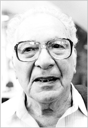 LincolnBrigade's tweet photo. Louis Bortz was born #OtD in Hartford, 1910. He joined the YCL in 1926 and sailed for Spain on February 6, 1937. He served as a driver with ALB in the Auto Park. He returned to the US on December 15, 1938. He later served as a mechanic in the US Army Air Corps during WWII. He remained an important CPUSA activist until he passed on August 16, 2002.