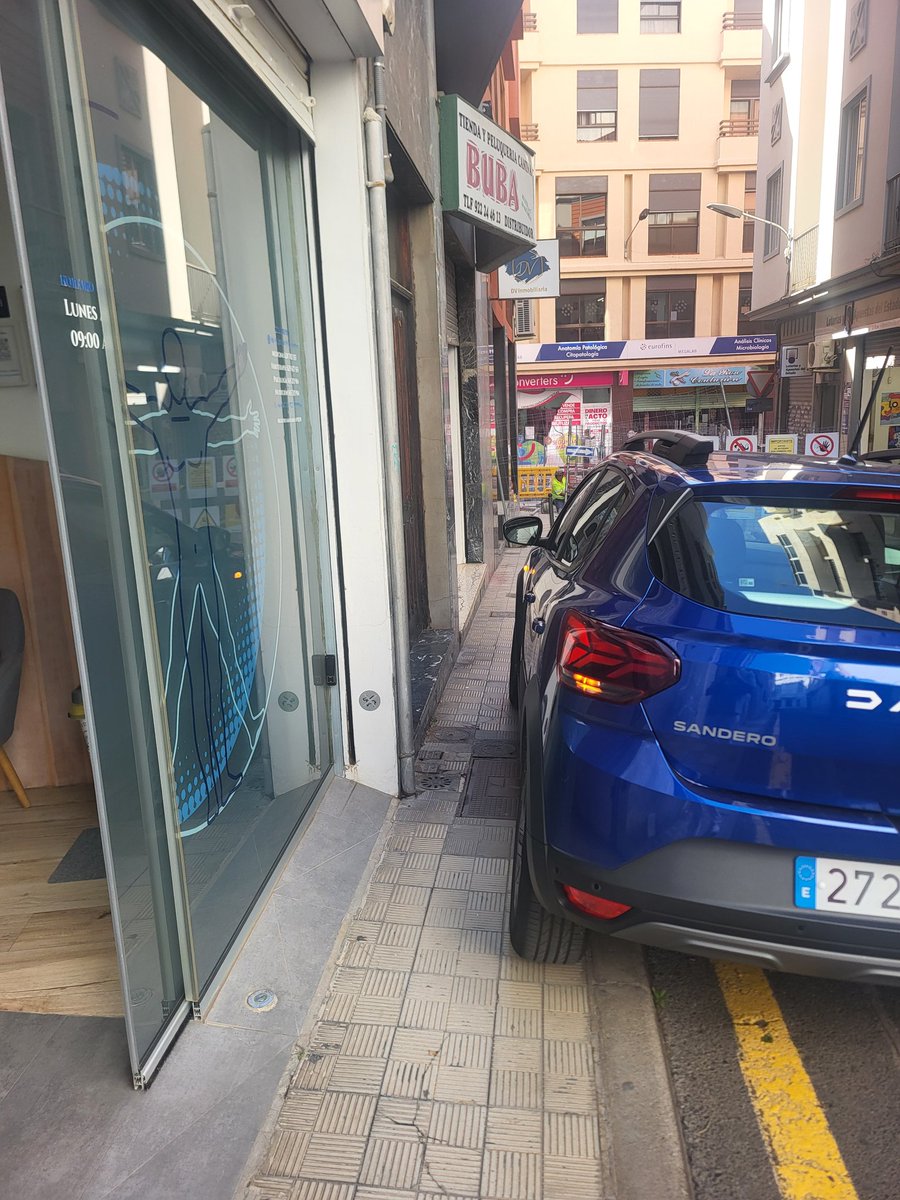 adrianrecup's tweet photo. @santacruz_ayto mas de 4 años sufriendo esto en la puerta de nuestra clinica en calle santa clara. Del ayuntamiento la respuesta es q en una semana lo solucionarán. @BermudezSCT @Vox_SCTenerife @PSOESantaCruzTF @PPSantaCruzTF @PodemosSCTFE https://t.co/XYztSnw6vb