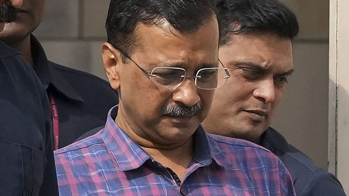 erbmjha's tweet photo. 🚨SCAM ALERT! Vigilance dept enquiry has found that the AAP government ordered 4 lakh gloves on December 1, 2021.

Till here, the story seems like a good effort by Kejriwal, but everything changes after this step, as per the Vigilance dept report.

The tender to supply gloves was given to Tirupati Mediline Pvt Ltd without following any procedures, with cartelization by Sandip Gupta, Mudit Gupta, and Dhruv Gupta, who owned the said company.

Now they had to supply gloves under the brand name of Kanam Latex Kerala Sterile Gloves.

But they didn’t always supply the ordered equipment. The Delhi government only got bills and no equipment, yet they were paid in full.

One store in-charge, Yoginder Singh, was suspended for clearing bills and showing the equipment as received without actually receiving it.

But can one store in-charge do all this corruption alone?

There must be big players who were filling their pockets by risking the lives of Delhiites and our frontline workers while the rest of the country was fighting corona.

Was any action taken against Sandeep Gupta?

Just imagine how many such scams were done under AAP?