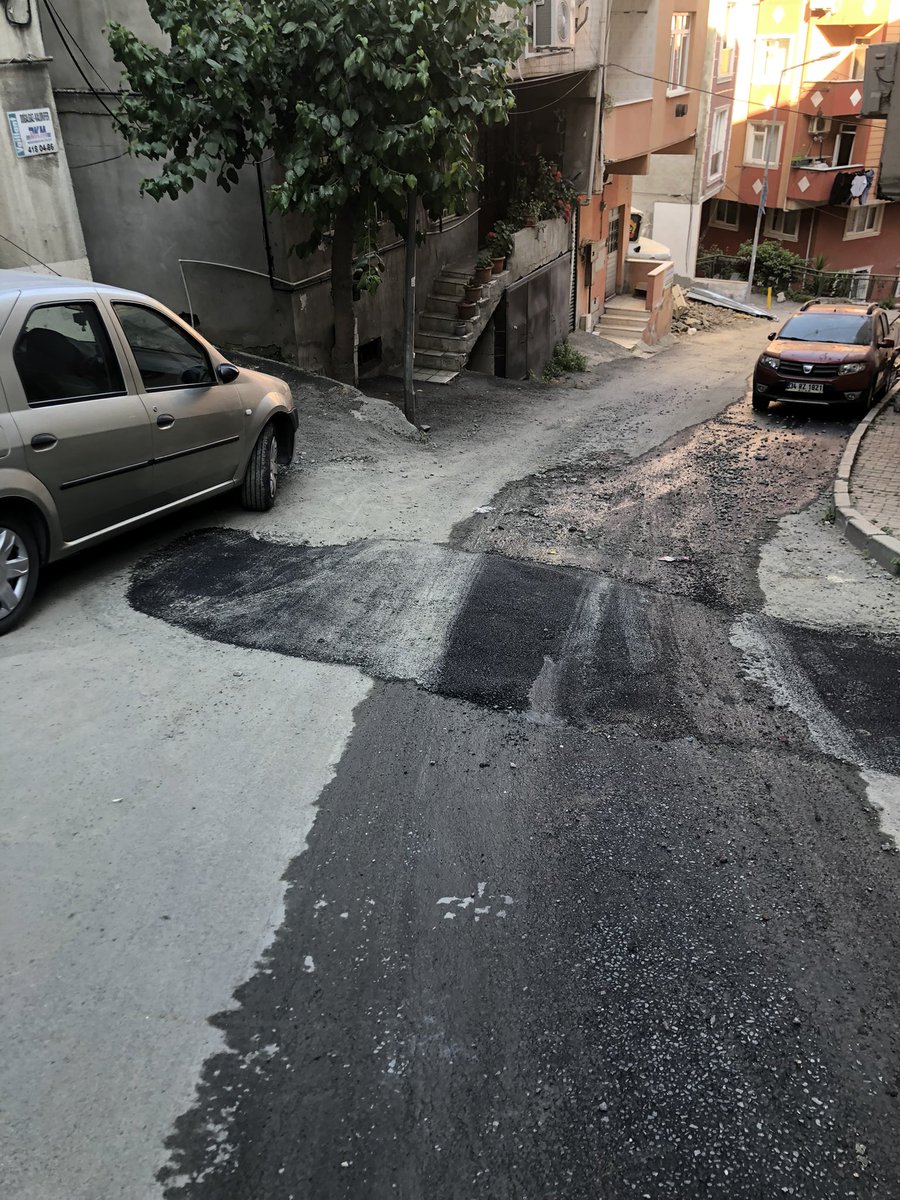 vatansevertay's tweet photo. Asfalt atılmış teşekkürler ama yolda mıcırlar duruyor . Araba kaydı aşağıdan gelen çocuklara çarpıyordu . Mıcırları süpürtebilir misiniz ? @eyupbelediyesi hassasiyetiniz için teşekkürler https://t.co/BMJM6Ronog