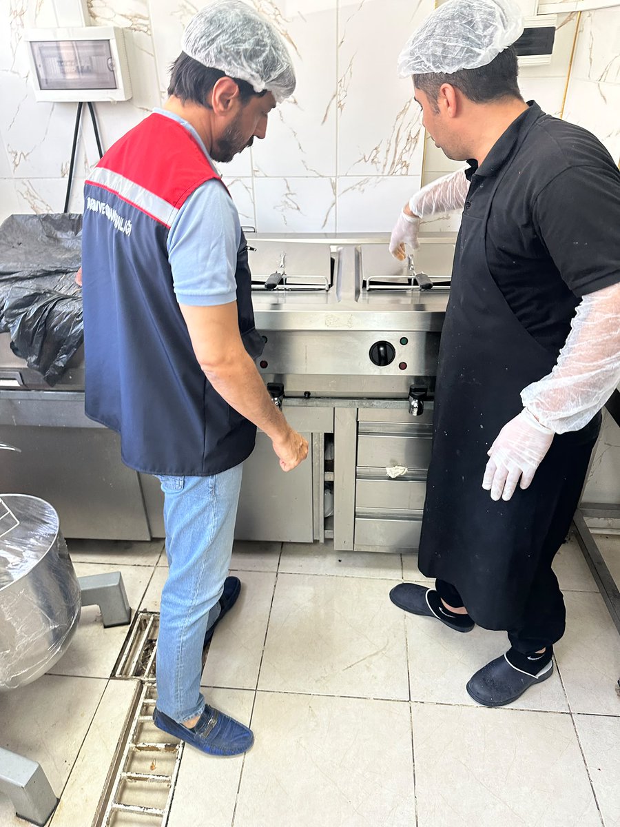 Artuklutarim's tweet photo. Artuklu İlçe Tarım ve Orman Müdürlüğü gıda kontrolörlerimiz, vatandaşlarımızın sağlığını korumak ve güvenilir gıdaya ulaşmasını sağlamak amacıyla ilçe genelindeki denetimlerine aralıksız devam ediyor.
@TCTarim 
@ibrahimyumakli 
@Mardiniltarim 
@Ender_Muhammed 
@A_OSMANOGLU47 https://t.co/76EL6Rl1rs