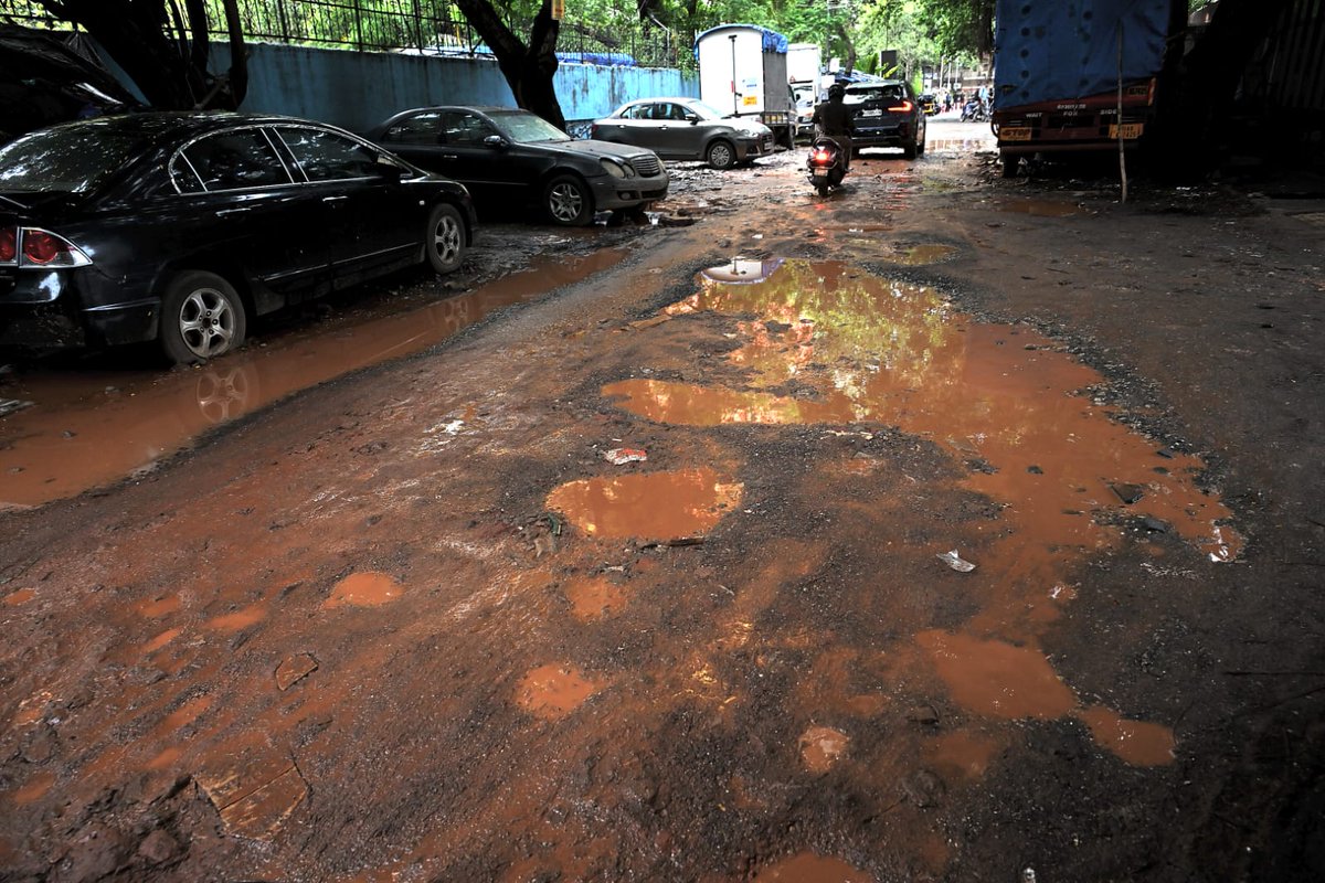 timesofindia's tweet photo. #InPics | Huge potholes were seen on Veera Desai Road opposite Shah Industrial Estate in Andheri West following heavy rainfall in Mumbai on Monday, raising safety concerns and making commuting difficult for motorists.

📸 Uma Kadam / TOI

Stay ahead with real-time updates on the TOI App 👉 https://t.co/ogFaRsUKyn

#MumbaiRains #Mumbai #AndheriWest #VeeraDesaiRoad #Potholes #Monsoon