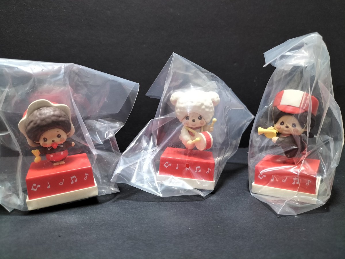 canbiodegacha's tweet photo. 昨日、日本橋で探し歩くも見つからず、パークスで売り切れてるのにため息し、大阪ドームシティで店員さんの「さっき売り切れた」の言葉に絶望し、公式情報を信じて三国まで行って販売すらしていないことに頭を抱えた。

今日、地元であっさり手に入る。

#Shakyモンチッチバブルヘッドドールパレード https://t.co/9Dw3a1Qijt