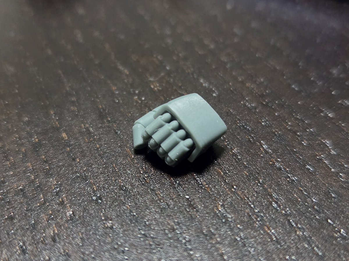 _944's tweet photo. この拳1センチくらいしかないのだけど、現行の3Dプリンタで適正なレジン使えばここまで綺麗にプリントできる事に感動している(サポート手もぎしてヤスらないでこれだもの https://t.co/NRfKnwjeUp