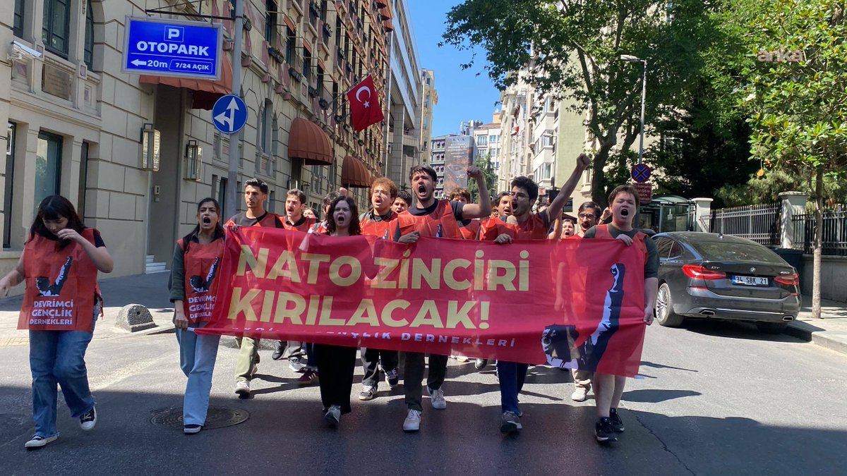 TurkishIndy's tweet photo. İstanbul'da NATO Parlamenter Zirvesi'ni protesto eden 40 kişi gözaltına alındı

https://t.co/yJvbk0sPfM https://t.co/rm1mp27bnK