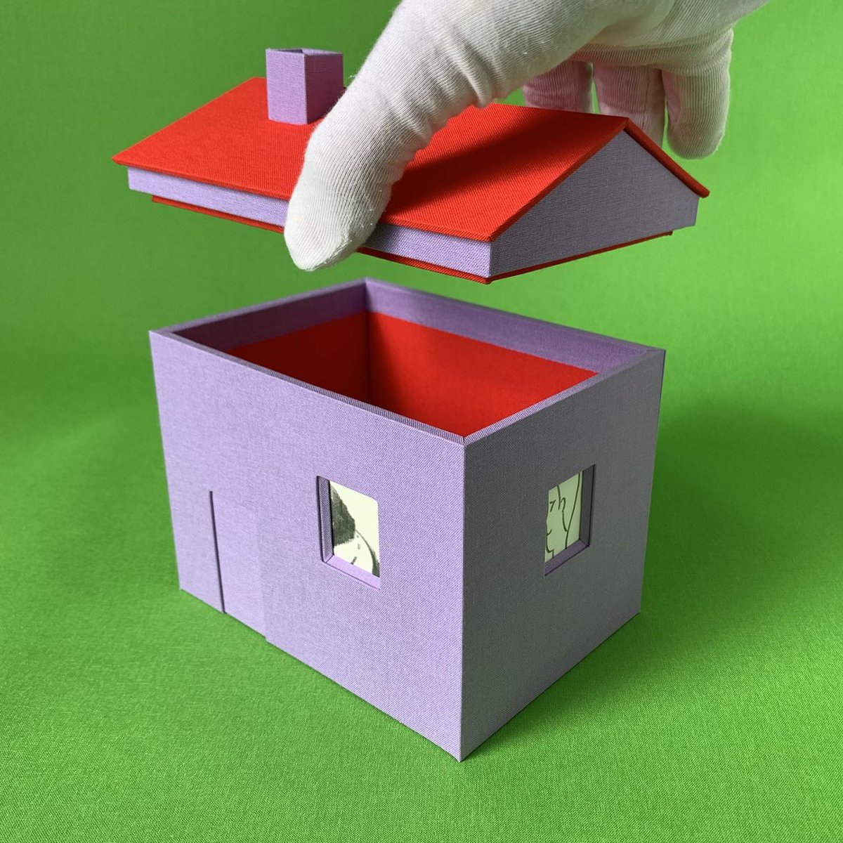 creativeboom's tweet photo. What if the frame mattered as much as the picture inside it? 👀

David Adrien hand-builds tiny framed objects where a loose drawing meets an obsessively precise frame – playfulness meeting control:
https://t.co/YsLTADWkYV https://t.co/VhO2yek0Ug