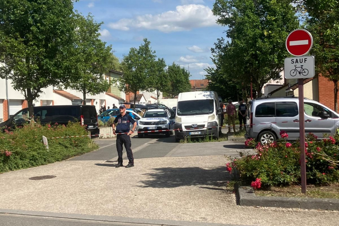 InfosFrancaises's tweet photo. NORD : Des jumelles de 15 mois ont été retrouvées mortes de déshydratation dans leur lit à Beuvrages. Les parents ont été placés en garde à vue.
Les secours ont pris en charge quatre autres enfants du couple âgés 3, 4, 5 et 6 ans, eux aussi déshydratés. L'un a été héliporté en urgence absolue à l'hôpital (RTL / La Voix du Nord).