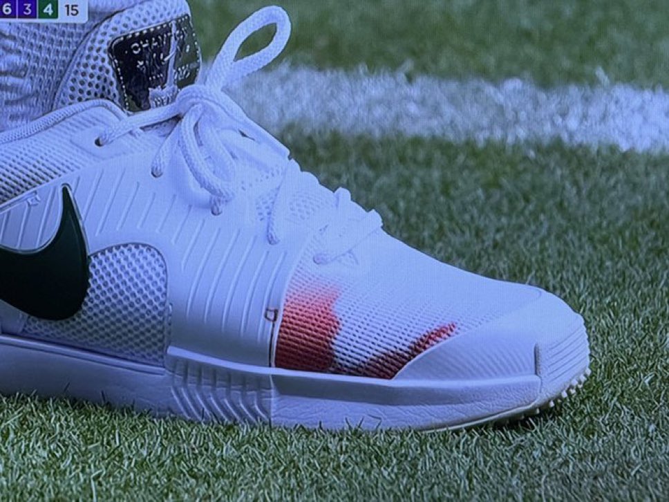 WeAreTennisFR's tweet photo. Et Sinner qui enfreint la règle de la tenue toute blanche de Wimbledon… On aura tout vu ! https://t.co/gpZukndxVs