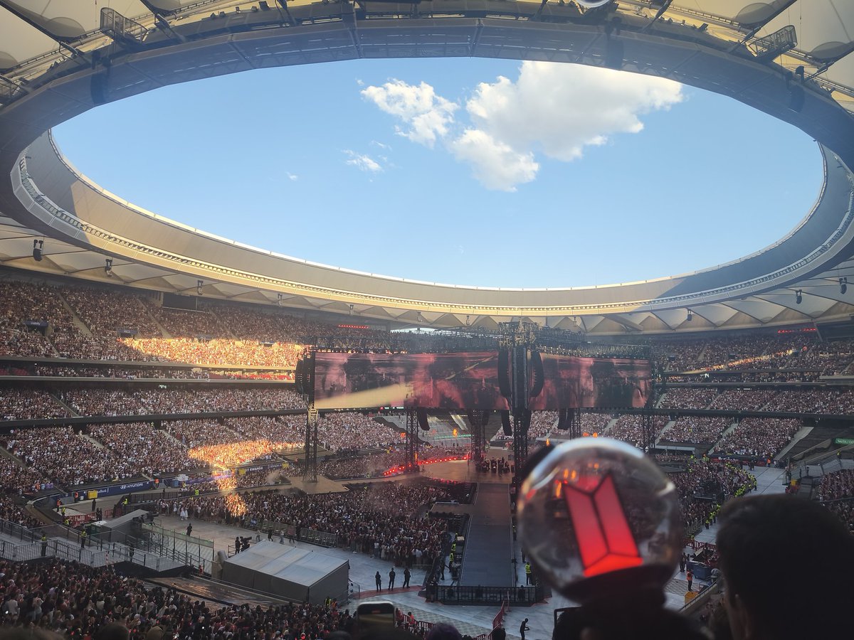 Theredhead951's tweet photo. Ragaaaaa ma che concerto è stato il day 2 a Madrid? Con Mic drop e FYA ho creduto venisse giù lo stadio. 
#BTS_ARİRANG #BTS_ARİRANG_MADRID #arirang #bts https://t.co/BkwSp5Chjm