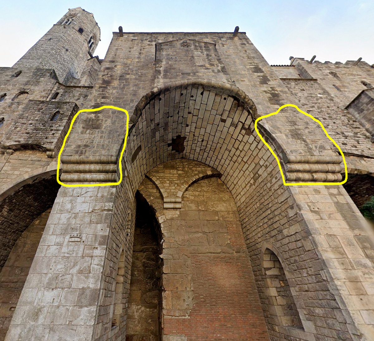 efemarq's tweet photo. No hi ha cap debat sobre què fer amb aquestes pintures de Gaudí i Jujol. I seria interessant pq sovint el patrimoni medieval té primacia absoluta sobre el món modern. Però què passa si confrontem Edat Mitjana amb Gaudí, l'arquitecte més destacat de tota la Història de Catalunya? https://t.co/LyE55XIWKr