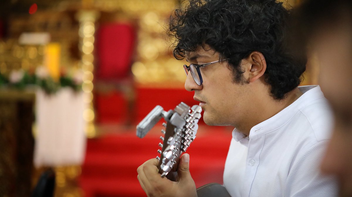 filarmonibogota's tweet photo. #TalentoQueInspira 🌟 Maicol Parra, integrante de la Filarmónica de Música Colombiana fue elegido como el mejor bandolista del Concurso Mono Núñez. Recibió el significativo premio "Diego Estrada Montoya" entregado anualmente en dicho evento al mejor intérprete de este instrumento https://t.co/fxYCStQ6Zz