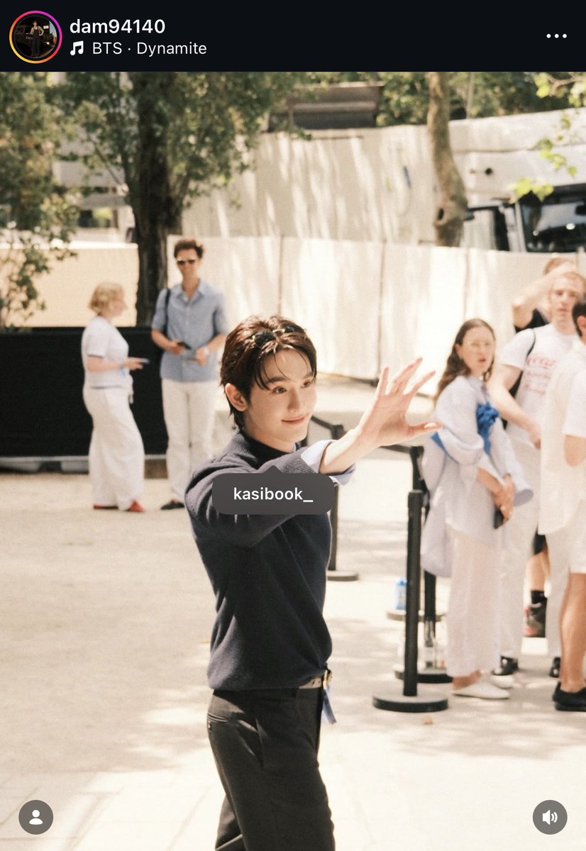 __hhappywithfb's tweet photo. เขาถ่ายน้องบุ๊คออกมาได้หล่อสวยมากเลยอะ แสงแดดตกกระทบลงที่หน้า สีผมเด่นชัดโคตรสวย  “ผู้คนหลากหลาย but baby you look so shine 
แสงไฟสะท้อนที่ออกมาตามร่างกาย” เหมาะกับน้องบุ๊คมากจริงๆ ✨

🍅 https://t.co/zbbCvJqkjW

BOOK X CELINE PMFW27 
#BookKasidet @celineofficial 
#CelineSS27 #CELINE 
#MichaelRider #kasibook