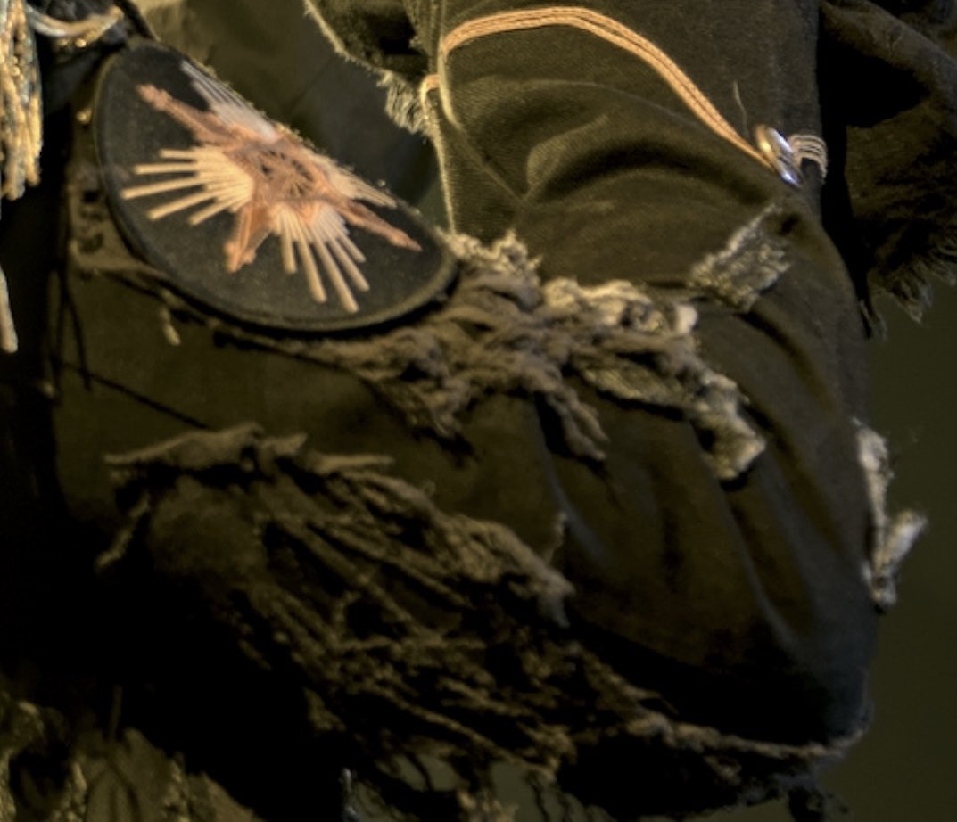 commonghoul's tweet photo. smth I really like about this pic in particular is that it shows off all these little distressed details of the jacket, even that little bit of white thread on the back of the collar and ik its such a small detail but it really adds to the tattered and worn feel of the jacket https://t.co/e7QczHoq6P