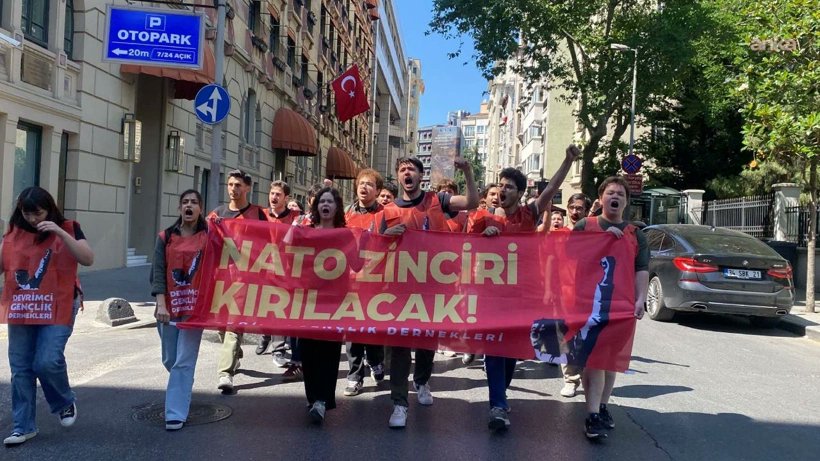 solcugazete60's tweet photo. İstanbul Dolmabahçe'de Devrimci Gençlik Dernekleri üyelerinin NATO Parlamenter Zirvesi'ni protesto yürüyüşünde yaklaşık 40 kişi gözaltına alındı. https://t.co/I0peJR3vhs